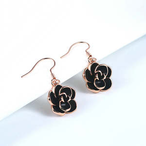 Pendientes Colgantes de Oro Rosa para Mujer, Diseño Floral, Hechos a Mano con Acero Inoxidable Resistente - Product Image 5