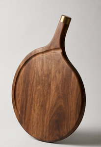 Planche à découper ronde en bois de manguier finition noyer avec rainure pour les jus et poignée en laiton - Product Image 4