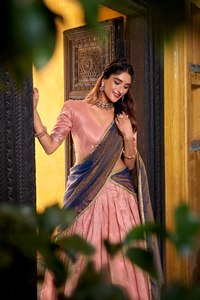 Hermoso Lehenga Choli de Diseñador con Bordado Detallado y Trabajo de Lentejuelas, Perfecto para Bodas, Fiestas y Ocasiones Especiales - Product Image 2