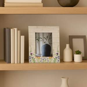 Marco de fotos de hueso con incrustaciones de prado botánico, hecho a mano, para montaje en pared, orientación vertical - Product Image 3