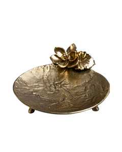 Bol en métal artisanal écologique et durable Golden Blossom Flora avec motif de fleur de lotus sculpté pour la décoration de mariage - Product Image 1