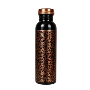 Bouteilles en cuivre antique foncé avec logo personnalisé, design floral filigrané artisanal, flacon en métal à bouchon plat, bouteille de sport pour le yoga, vente en gros - Product Image 2
