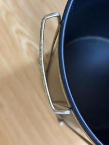 ถังขยะโลหะสีดำพร้อมขาตั้งสีเงิน เหมาะสำหรับบ้านสมัยใหม่และการตกแต่งภายในระดับพรีเมียม จากอินเดีย - Product Image 4