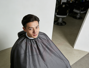 Cape de coiffure grise avec bordure noire en polyester, non adhésive, pour salon de coiffure et barbier - Product Image 3