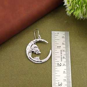Boucles d'oreilles pendantes Crâne et Lune Croissante, Bijoux Gothiques Célestes, Style Sorcière Bohème, Cadeau Tendance - Product Image 2