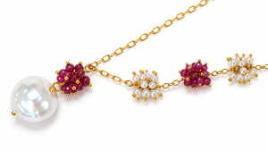 Collier personnalisé plaqué rhodium avec grande pièce de monnaie, perle, pierre précieuse rouge et grappe de perles, chaîne câble, cadeau de luxe pour femme, bijoux de mariée - Product Image 2