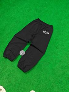 Pantalones deportivos negros de 400 GSM con bordado para hombre, con puños ajustables y cordón, 100% algodón premium. - Product Image 2