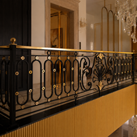 Balustrades de balcon en fer forgé noir et or de luxe, balustrade intérieure ornée pour la décoration d'escaliers de villas et de maisons de prestige