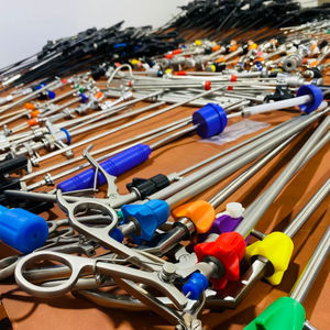 Pinzas laparoscópicas Kara Mediclust, instrumentos esenciales de 5 mm o 10 mm utilizados para sujetar, retraer y estabilizar tejidos durante la cirugía. - Product Image 2