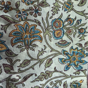 ผ้าฝ้ายพิมพ์ลายด้วยมือ สีเขียวเซจ พื้นสีเขียว ลายดอกไม้หลากสี |   งานพิมพ์ลายแบบดั้งเดิมของอินเดียสไตล์กัลัมคารี - Product Image 2