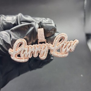 Colgante de Moissanita Redonda de Corte Brillante con Claridad VVS, Bañado en Rodio, con Letra Micro Pavé, Estilo Hiphop, Unisex - Product Image 1