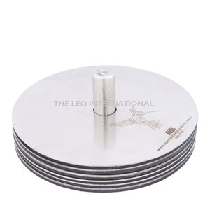 Sous-verres en acier inoxydable durables et faits à la main avec finition argentée, parfaits pour la décoration intérieure de style vintage - Product Image 1