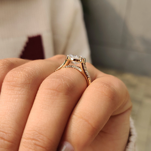 Anillo de compromiso de diamante ovalado cultivado en laboratorio de tamaño personalizado con banda de tallo dividido de oro de 14K para mujer, joyería de moda para bodas y fiestas. - Product Image 4