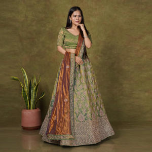 Lehenga Choli en filet Fendy |   Fil Métallique à Paillettes Butta |   Bordure large faite à la main |   Ensemble de dupatta contrasté pour des tenues festives royales - Product Image 3