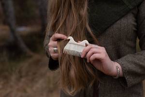 Peine para Barba Vikingo de Hueso de la Mejor Calidad con Funda, Diseño Animal Religioso Tallado en Marfil, Color Natural, 10cm, Tacto Real - Product Image 3