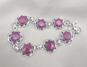 กำไลข้อมือเงินแท้ 925 ประดับพลอยทับทิมธรรมชาติทรงคุชชั่นเจียระไนแบบเหลี่ยม งานแฮนด์เมด พร้อมตัวเลือกชุบทอง สำหรับผู้หญิง เหมาะสำหรับเป็นของขวัญ - Product Image 6