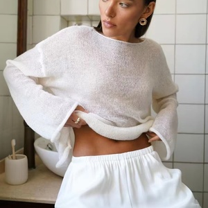 Haut en tricot ajouré - Nouvelle collection printemps/été 2025 pour femmes. <span class=keywords><strong>Transparent</strong></span>, avec un grand <span class=keywords><strong>décolleté</strong></span> rond et des manches évasées. - Product Image 1