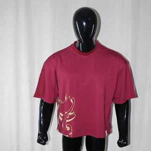 เสื้อยืดแขนสั้นสีแดงสำหรับผู้ชาย พิมพ์ลายมังกรสีทอง คอกลม สไตล์ลำลอง ผ้าฝ้ายเจอร์ซีย์ 100% พิมพ์ลายด้านหน้า FINER THREADS - Product Image 1