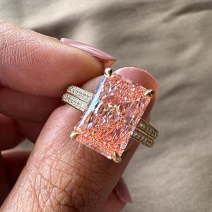 Anillo de Compromiso con Diamante Rosa de Corte Radiante y Piedras Laterales Redondas, Banda de Oro Sólido con Pavé, Anillo de Novia de Lujo y Regalo para Ella - Product Image 1