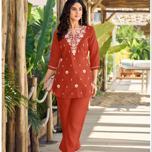 Nueva Colección de Conjuntos Elegantes de Seda Viscosa Vetican de Diseñador: Bordado Intenso y Bolsillos Decorativos en el Pantalón - Product Image 1