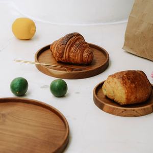 Assiette plate ronde en bois, faite à la main, en bois massif, design minimaliste, plat de service pour la décoration de table - Product Image 2