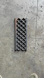 Balustre d'escalier en fer forgé, motif festonné orné, durable, style industriel, élément de balustrade, construction élégante, classe architecturale intemporelle - Product Image 2