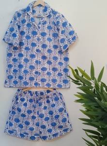 Elegante conjunto de pijamas familiares con estampado floral 100% algodón, ropa de dormir cómoda y a juego para todas las edades. - Product Image 2