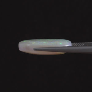 โอปอลธรรมชาติคุณภาพสูง รับรองโดย IGI สีขาว น้ำหนัก 11.58 กะรัต รูปทรงคุชชั่น ขนาด 21.5x13.5 มม. ตัดด้วยมือ ขัดเงา เคลือบแว็กซ์/น้ำมัน - Product Image 2