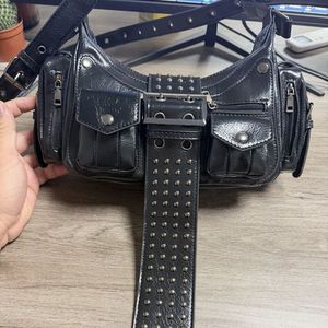 Borsa a Tracolla da Donna Stile Moto Retrò in Pelle Lucida Cilindrica con Multi Cerniera e Rivetti, Stile Gotico Millennium Street - Product Image 4