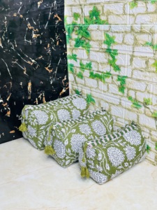 Ensemble de 3 trousses de maquillage faites à la main, style indien, imprimé floral au bloc, matelassées, avec fermeture éclair, sac de rangement de voyage, pompon décoratif - Product Image 4