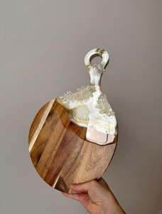 Planche à découper rustique en bois et résine avec grain de bois naturel pour cuisines de style farmhouse, restaurants, cafés et services de traiteur - Product Image 2