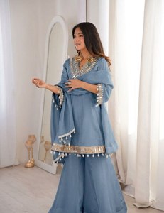 Conjunto de Kurti y Palazzo Chinon de Lujo para Mujer con Diseño Kali Largo, Adorno de Espejos Reales en el Cuello y Dupatta de Encaje Elegante - Product Image 1