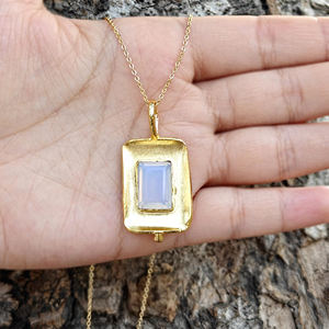Collier en gros avec pendentif en opalite et quartz taillée en rectangle, plaqué or 18 carats, finition brossée, style cadre - Product Image 3