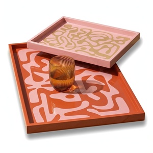 Plateau de service rectangulaire moderne en bois avec motif abstrait rose et orange, design empilable pour la vaisselle, usage HORECA - Product Image 1