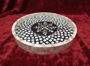 Plateau rond fait main avec incrustation de nacre |   Décoration de service florale géométrique |   Service de table artisanal décoratif |   Plateau rond en marbre incrusté - Product Image 4