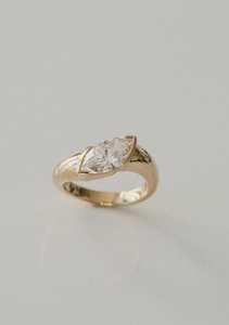 Bague pavée incurvée en or jaune 14 carats avec diamant de laboratoire taille marquise 2,01 carats East West, certifiée IGI, bijou de promesse de mariage tendance - Product Image 1