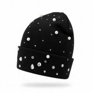 Bonnet noir pour femme avec embellissements en perles et strass, style tricoté décontracté pour l'hiver, personnalisable, marque - Product Image 3