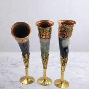 Jarra de cuerno natural Vikinga para cerveza y vino con correas de cuero envueltas alrededor para beber de forma ceremonial. - Product Image 4