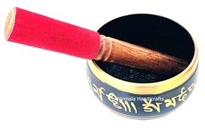 Cuenco tibetano de latón hecho a mano por Nirmala Handicrafts con diseño de Buda meditando, para meditación y mejorar la concentración - Product Image 3