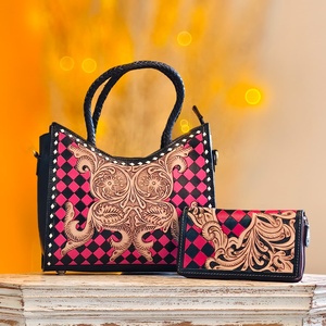 Bolso de mano de cuero genuino 100% con diseño a cuadros en rosa y negro, con motivos florales tallados, para mujer, accesorios de viaje. - Product Image 2