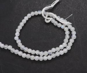Cuentas redondas lisas de piedra lunar arcoíris blanca natural de 4.5-5 mm, cuentas de piedra lunar arcoíris de 13 pulgadas para la fabricación de joyería al por mayor - Product Image 1