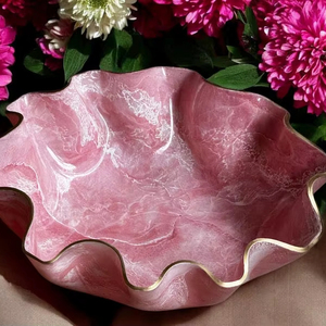 Grand bol décoratif en résine époxy rose clair, design géode, fait main, pour servir - Product Image 1