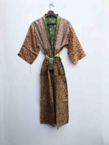 Robe kimono en soie de sari recyclée faite à la main, confortable, patchwork, paréo de plage, peignoir, imprimé floral, pour l'été et le printemps - Product Image 2