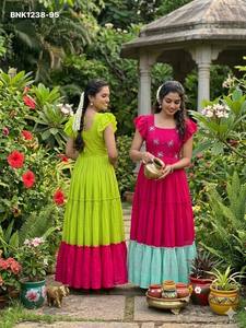 Nueva tendencia de elegancia en vestimenta: Colección de vestidos midi Mul-Chanderi con trabajo Maggam, fabricante de la India, moda femenina. - Product Image 4