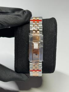 Elegante Reloj de Cuarzo Unisex de Acero Inoxidable con Esfera de Cristal y Visualización de Fecha, Caja Redonda de 41 mm, Correa de 20 mm, Cierre Oculto - Product Image 4