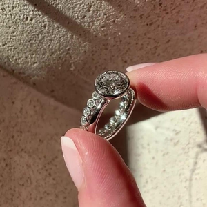 Impresionante anillo con diamante blanco de corte redondo y engaste de bisel, en plata de ley, ideal para regalos de cumpleaños y uso diario para mujeres. - Product Image 2