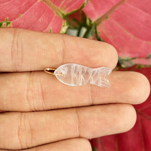 Pendentif poisson en quartz transparent sculpté à la main, breloque animale en cristal naturel avec passant doré pour la fabrication de bijoux et colliers - Product Image 5