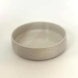 Tazón de servir contemporáneo de cerámica blanca moteada, lados anchos y rectos, interior liso y esmaltado, duradero, apto para alimentos, para cenas modernas - Product Image 2