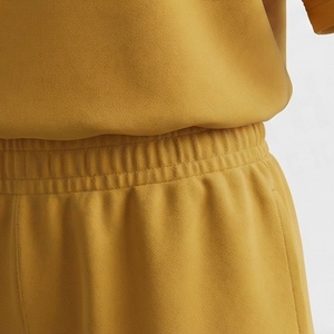 Conjunto de 2 Piezas para Mujer, Camiseta Amarilla de Manga Corta y Pantalones Cortos, Corte Holgado Informal, Cuello Redondo, Estampado Pintado a Mano, Ropa de Primavera/Verano - Product Image 5