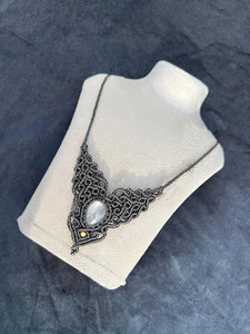 สร้อยคอหินมูนสโตนธรรมชาติแบบมาคราเม่ ทำมือ สไตล์โบโฮ จี้ปรับได้ เชือกถักสีดำ ประดับด้วยทอง - Product Image 2